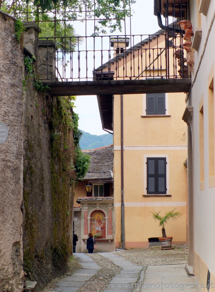 Orta San Giulio (Novara, Italy) - Small bridge between the old houses of the Island of San Giulio